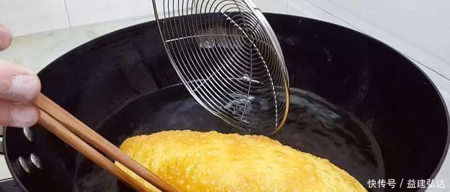 以后面粉就这样做,不发面不烫面,比鸡蛋饼好吃,个个香脆鼓大泡