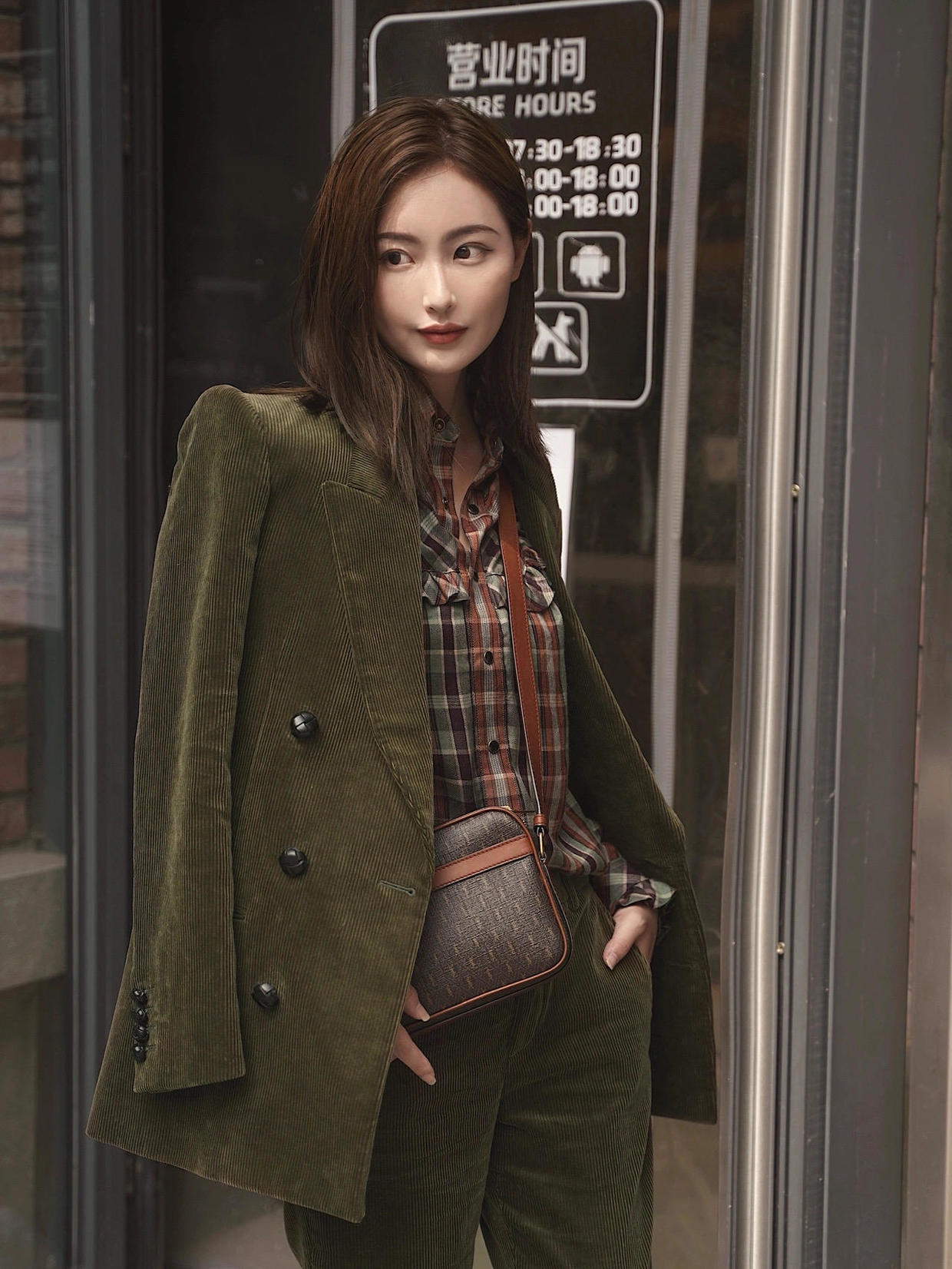 驼色 这个冬天“灯芯绒西装”火了,保暖还有大女人韵味,值得借鉴