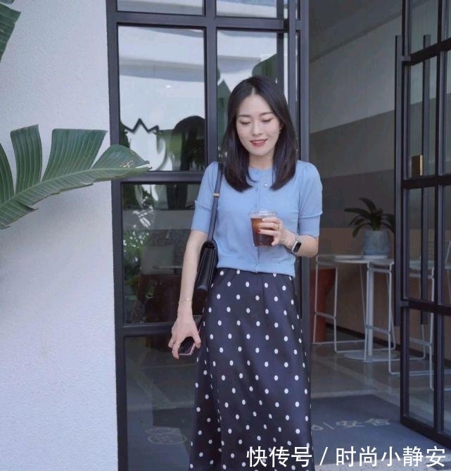 优雅 成熟女人的早秋穿搭如何搭配？可以选择简约款，呈现出优雅大方