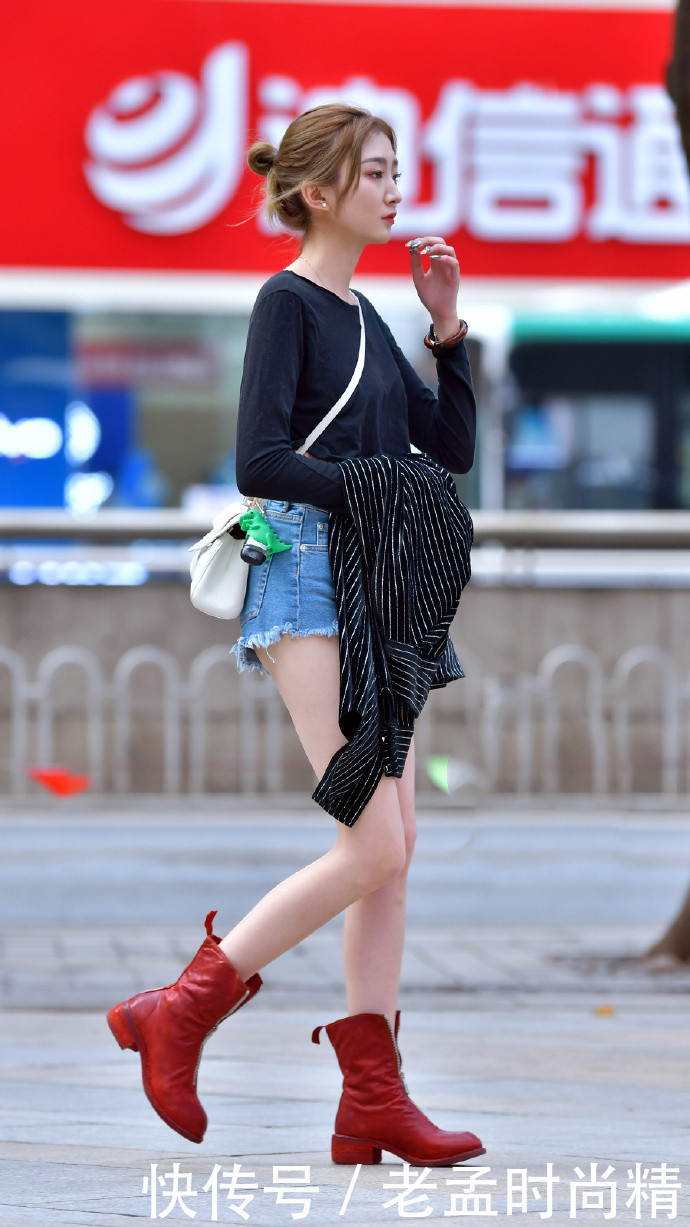 街拍美女: 搭配一件超短热裤, 大长腿完美呈现, 这既视感太强
