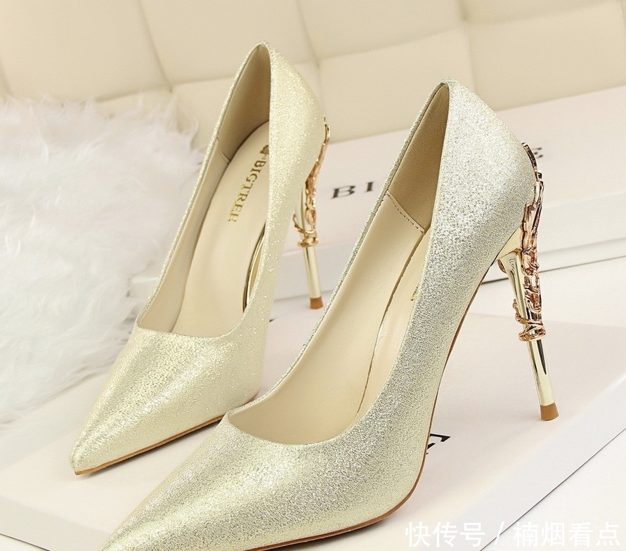 超高跟绒面|女人最爱的丝袜,一定要配“高跟鞋”穿,瞬间变成气质女王范