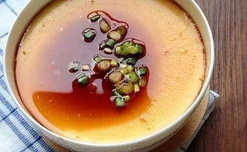 会让鸡蛋|蒸鸡蛋时,记住四个小窍门,蒸出来的鸡蛋鲜美嫩滑、无蜂窝