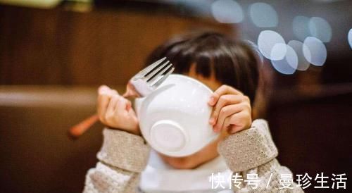 食物|2岁宝宝长出一口“鲨鱼牙”,宝妈痛哭求助,医生无奈:自作自受