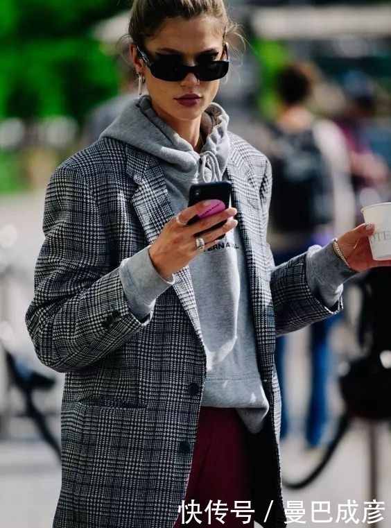 卫衣内搭的3种穿法!这么穿时髦又高级,稳赢!