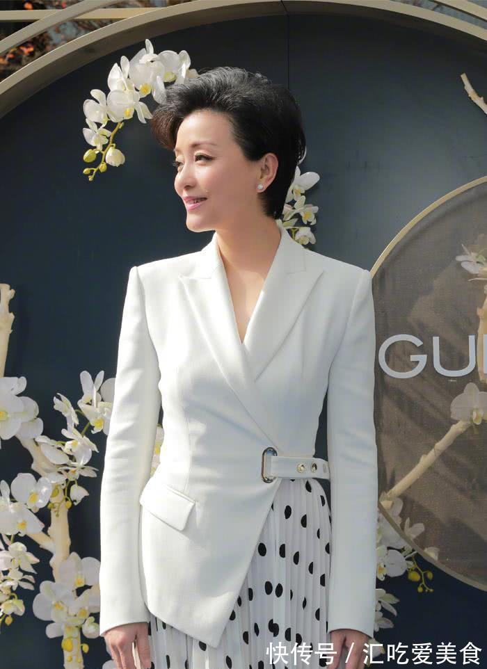 档次感|杨澜越老越时髦,穿拼接连衣裙洋气又高级,挑染紫发更显年轻