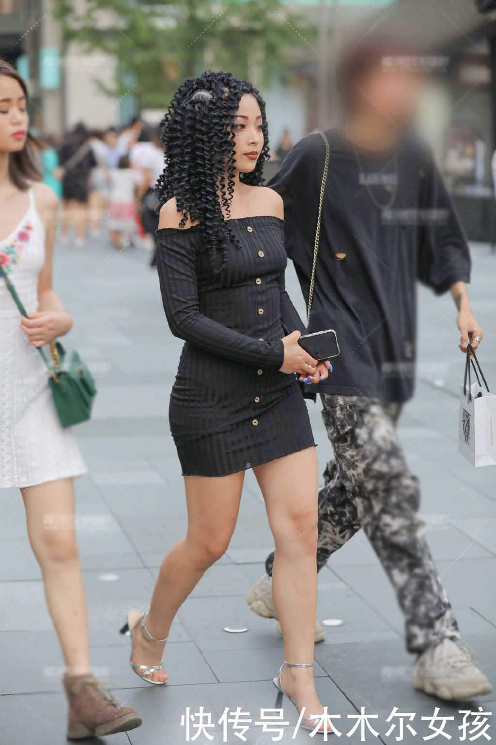 包臀裙|时髦女生的个性穿搭，黑色一字肩包臀裙，配拉风的发型，洋气十足