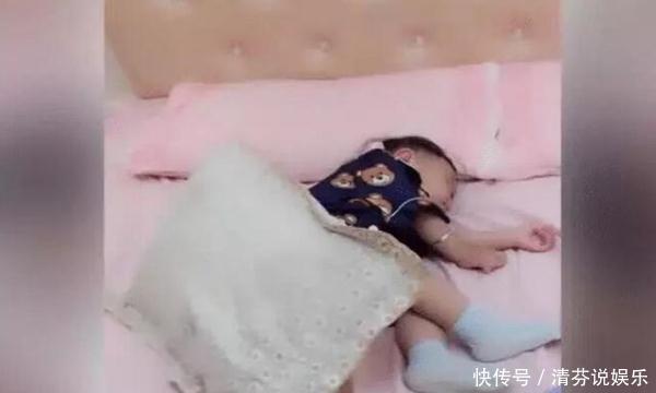 放屁|父子俩睡正香，宝宝突然对着爸爸连续放屁，爸爸的举动太搞笑了！