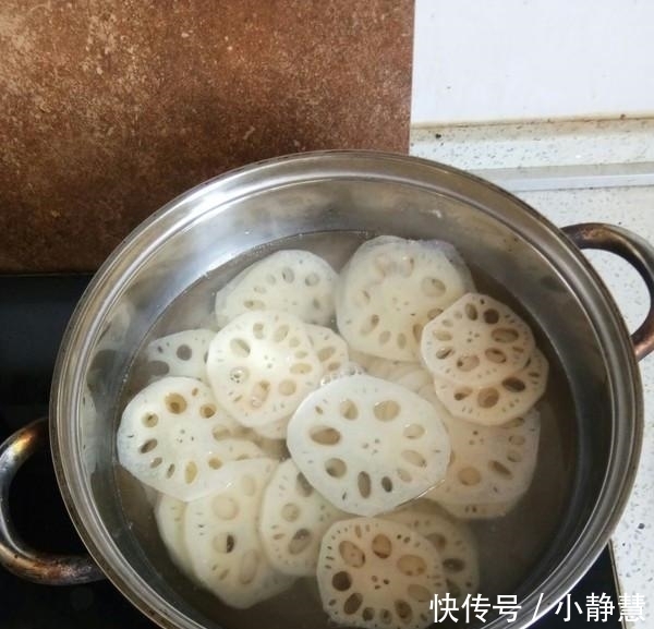 莲藕一焯水就发黑？牢记几个小技巧，莲藕白净又脆爽，特别好吃
