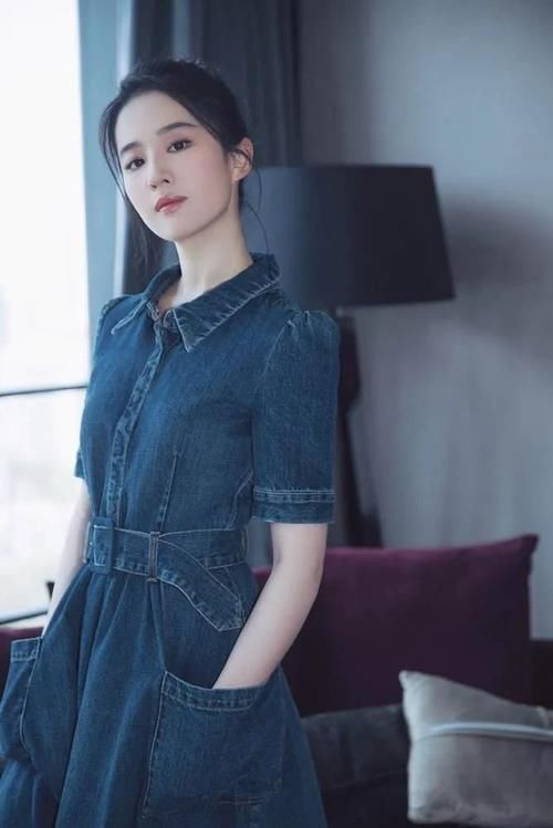 不冷不热的早春，穿条牛仔裙吧！