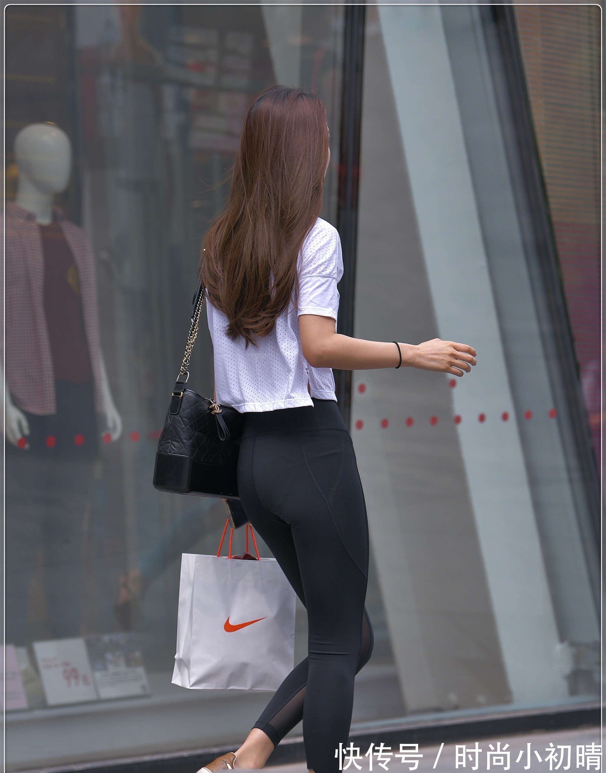 小脚裤|简单白T搭配黑色小脚裤,质感清薄,舒爽透气