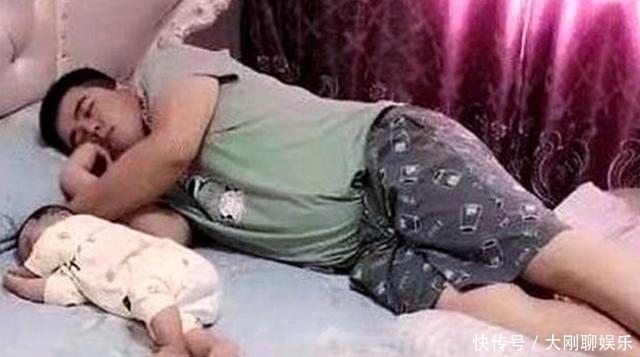 “慌张爸爸”火了，醒来后摸孩子脚丫、探鼻息，网友调侃：还活着