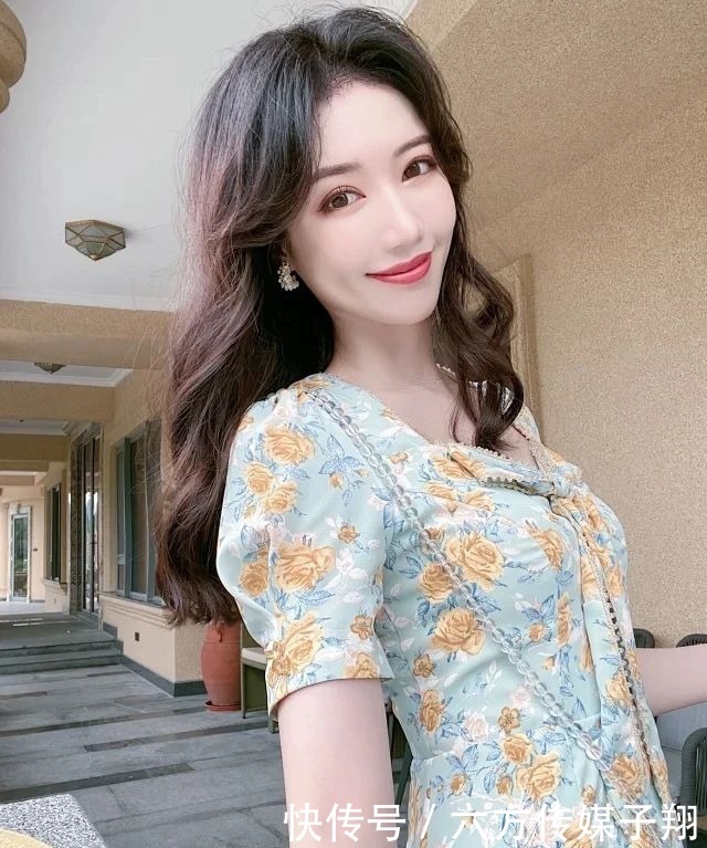 这身印花裙真有特色,V领处打个蝴蝶结,女人的贵气立马浮现