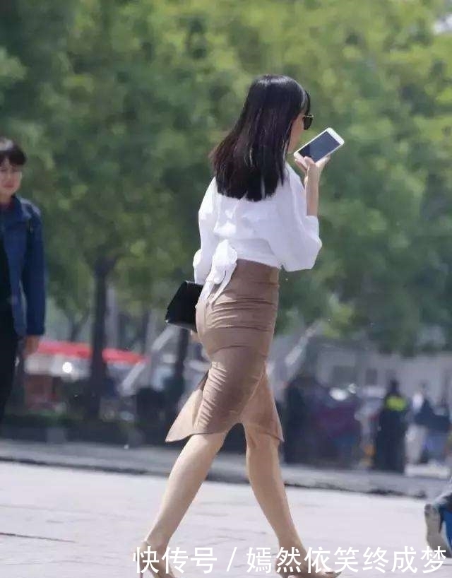 女人|街拍:20多岁的女白领穿包臀,白衬衫的女人自带气质!