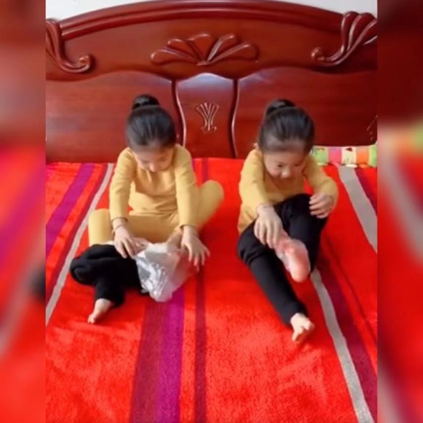 裤子|双胞胎姐妹自创“独特方式”穿裤子获高赞,网友:真的太实用了!