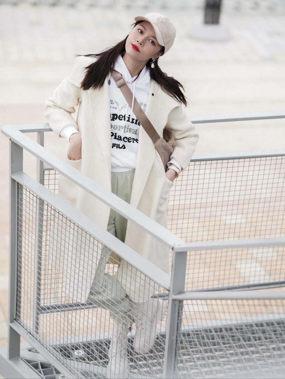 黑白配|觉得大衣厚重?试试卫衣叠穿技巧,让你瞬间化身韩系美女,超好看