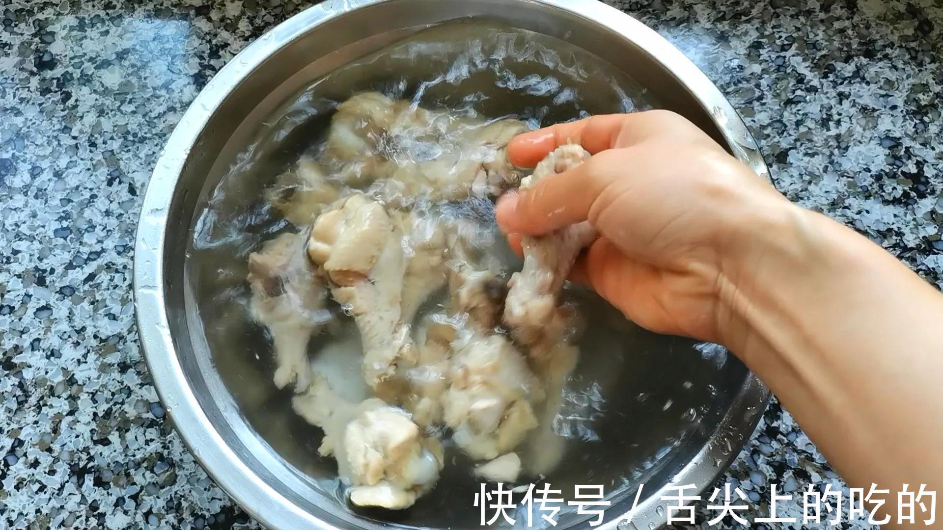 家常|翅根焖土豆,好吃到舔手指,简单的家常小炒,上桌就被抢光了