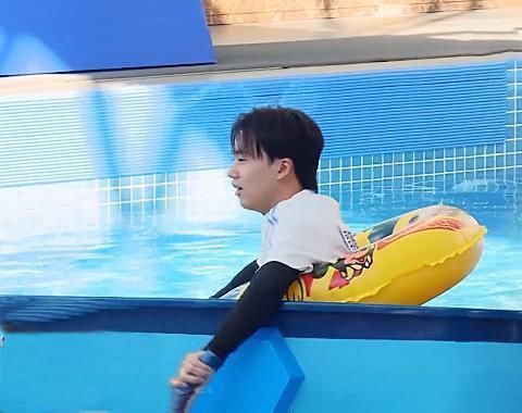 郭麒麟在水中被围住时,下意识喊出了一个“人名”,你都多大的人了