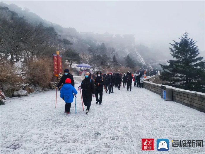 岱顶之上瑞雪贺春&飞雪迎春 泰安迎来虎年第一场雪