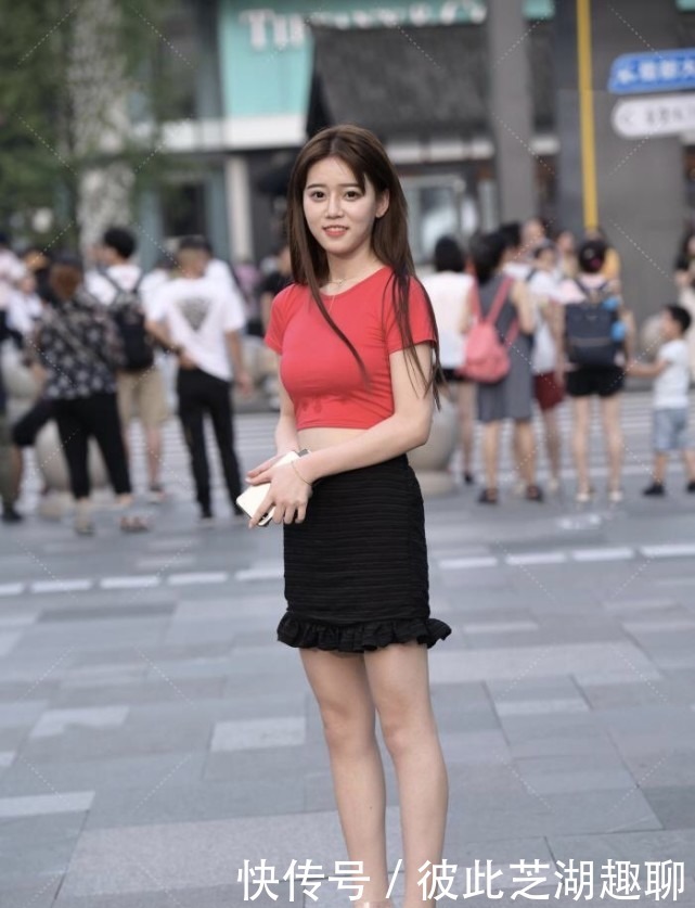 搭配|甜美小姐姐是“炫腹”族,红色上衣搭配包臀裙,甜美加高贵的气质