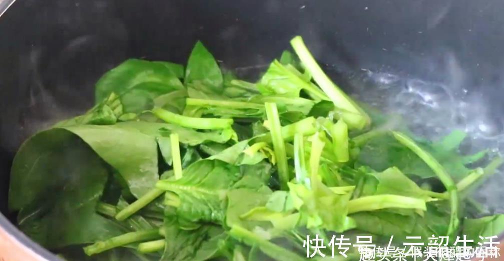 爽口|饭店的凉拌菠菜太好吃,秘诀教给你,3分钟学会,上桌开胃又下饭