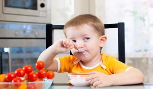 母乳|宝宝到了吃辅食的月龄,米粉要什么时候吃,才不会损伤肠胃