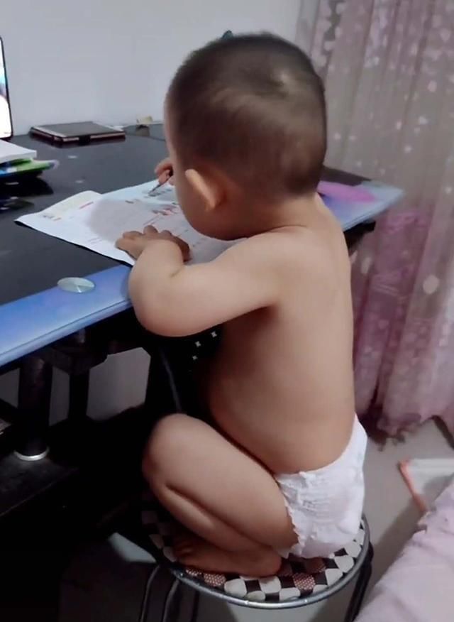 作业|哥哥写作业不积极,穿尿不湿的弟弟主动帮忙,妈妈该写的不写,该睡的不睡