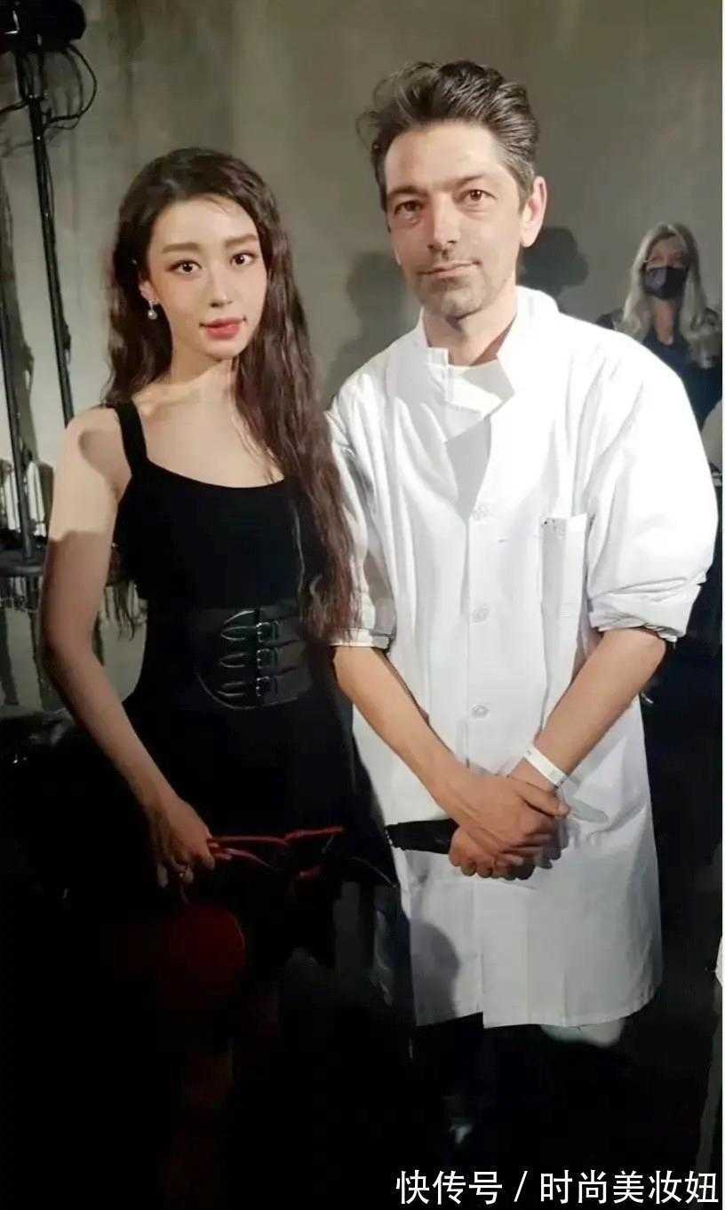 连衣裙 吉娜巴黎时装周太惊艳,穿吊带连衣裙勒腰带,16寸腰太完美