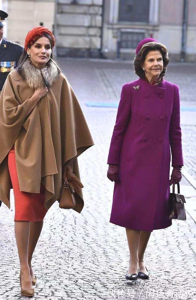 西班牙王后 西班牙王后不容易,红裙配毛领斗篷挺优雅,可光腿穿高跟也太冷了