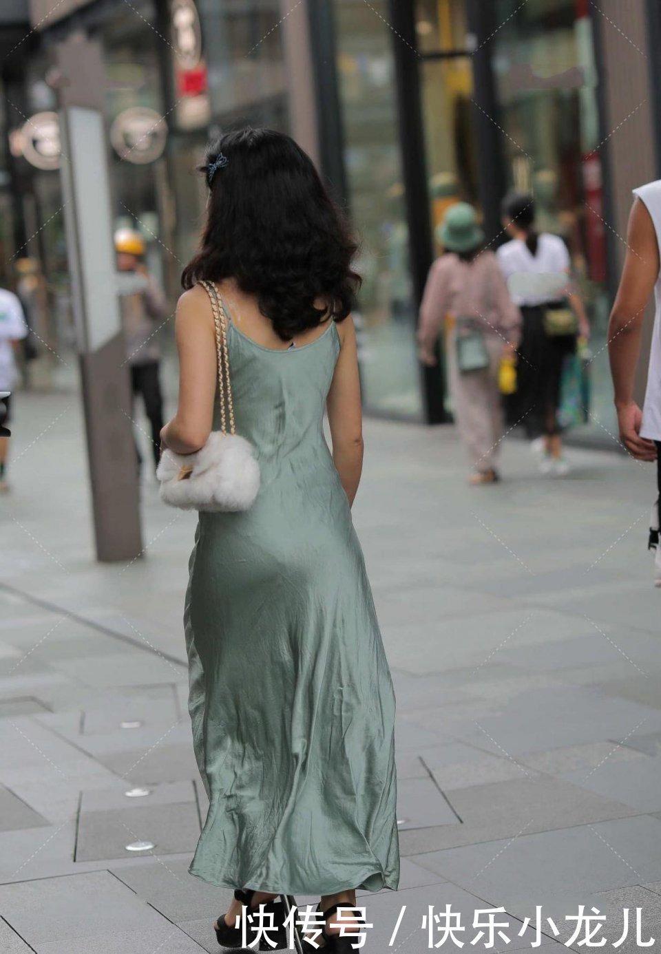 tips|非常自信的微胖姑娘，好想开车送她回家，晚上一个人逛街注意安全