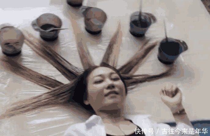 理发师|理发师用“绝活”给美女染发, 过程很奇葩,效果却出奇的好