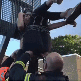 |搞笑GIF:本来想展示一下自己的身材 没想到一下子卡进去了