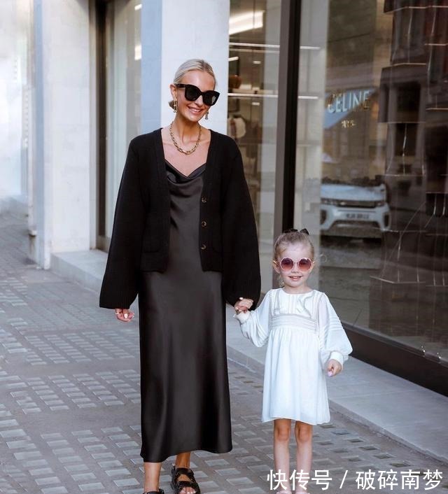 精致 当妈后别总“灰头土脸”,这位辣妈的精致穿搭,保准让你美成焦点!