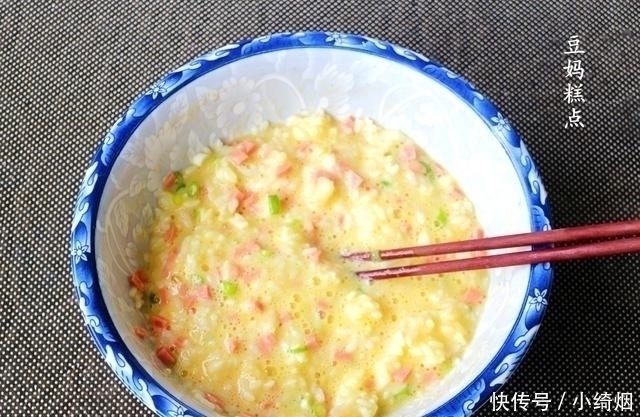 从准备到开吃,5分钟足够,这早餐饼营养全,我家一周至少做2次