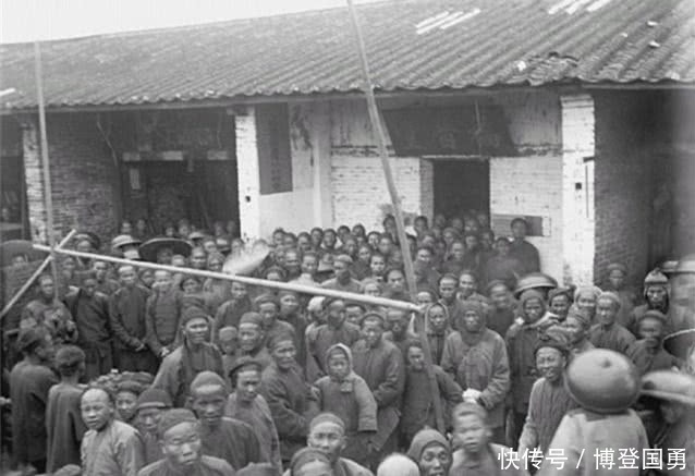 照片中|晚清老照片:图二是挑着粪桶的农夫,图四是朝廷官员的私人花园