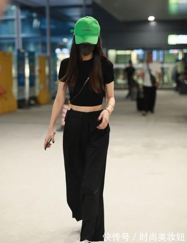 蕾丝|Angelababy也太拼了吧!穿羽绒服配露脐装走机场,洋气时髦