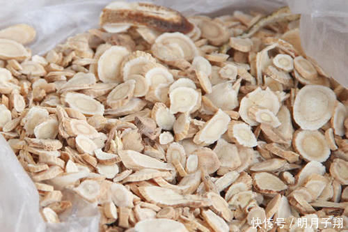 蜂蜜|黄芪的“绝配”找到了,女人拿来泡水喝,美容养颜、月经也正常了