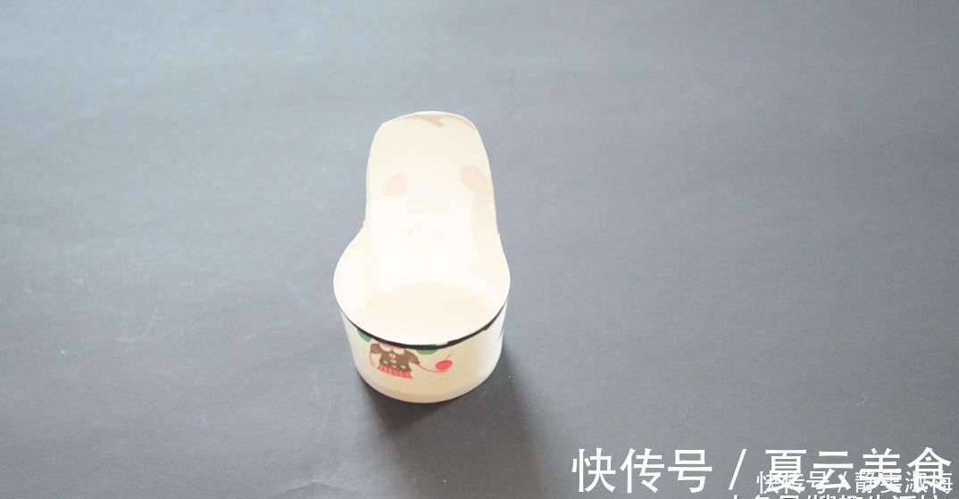 纸杯|一次性纸杯用完别丢了, 剪几刀, 挂在门把上超实用, 人人见了都夸好