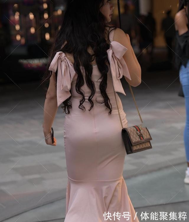 修身礼服 红色高跟鞋配粉色修身礼服,高贵冷艳,从容优雅!