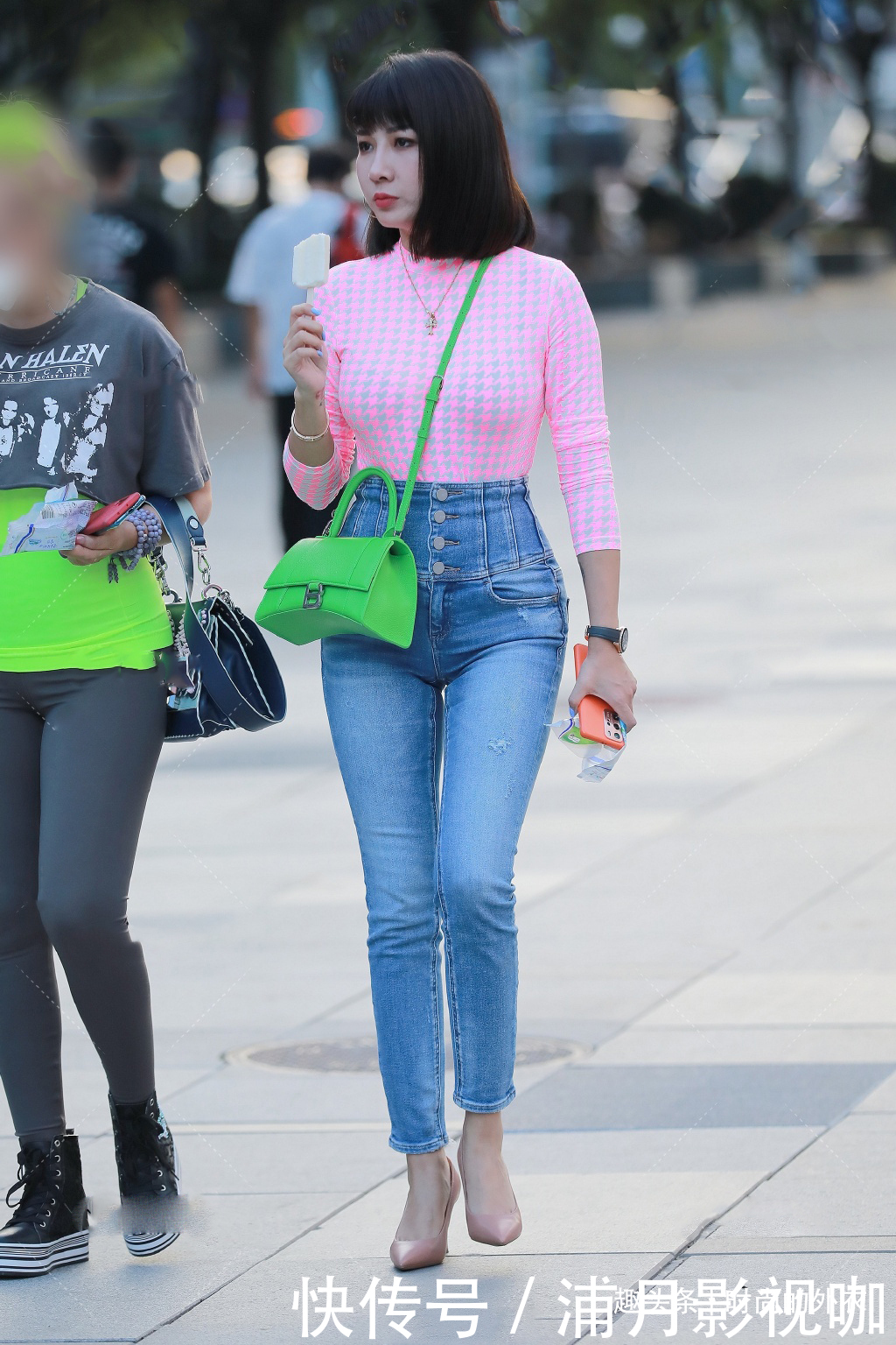 怎么把牛仔裤穿得时髦又亮眼时尚女生会告诉你,选对上衣就行了