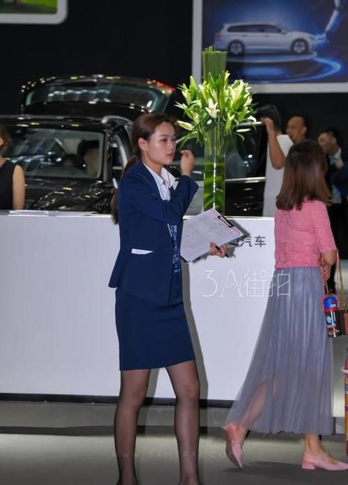 街拍：美女紧致修身的穿搭给人一种绝对的力量感，干练有型