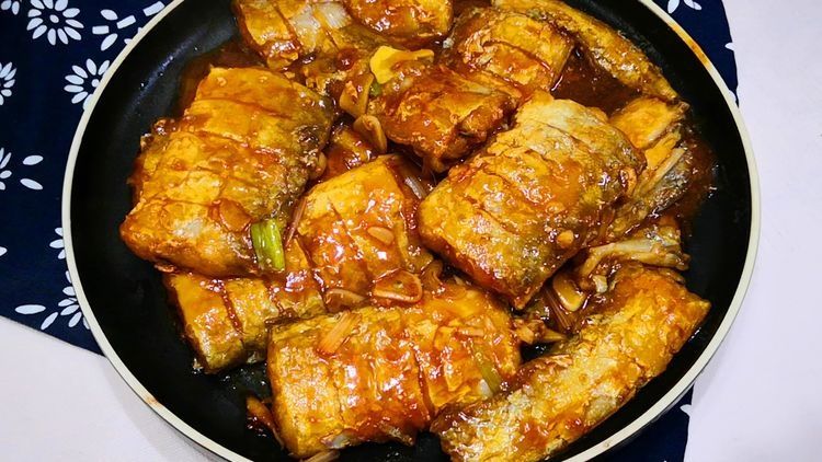 煎带鱼时，到底裹面粉还是淀粉？以前没注意，难怪鱼肉不香不好吃