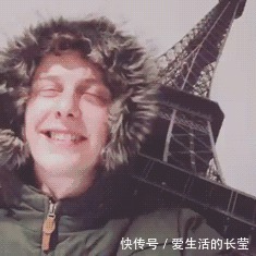 |搞笑GIF：给媳妇买的生日礼物刮胡刀，她高兴的像个孩子！