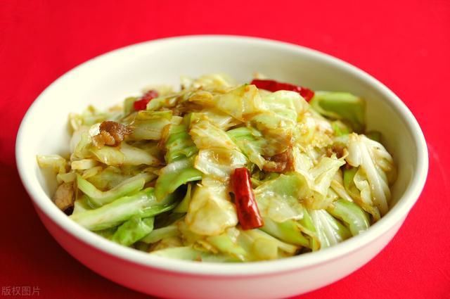 手撕包菜|做手撕包菜时，过油还是焯水？教你好吃的做法，脆嫩爽口超入味