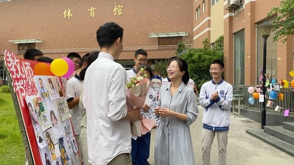 成都八中|百万网友“围观”的祝福现场 藏在才艺里的暖暖故事令人感动