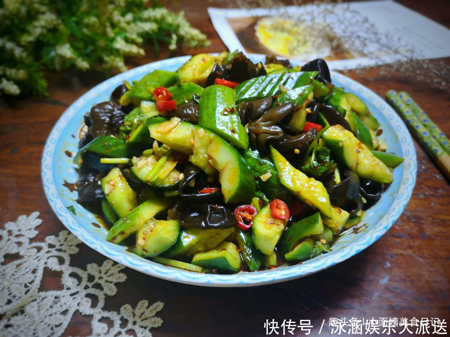 乳瓜拌木耳|夏天不吃这瓜可惜了,清热解暑,和木耳是绝配,比凉拌黄瓜还好吃