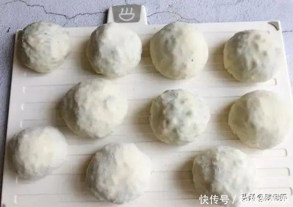 芹菜|酥脆焦黄的黄金元宝馅饼,美味的早餐美食,一碗胡辣汤,人间美味