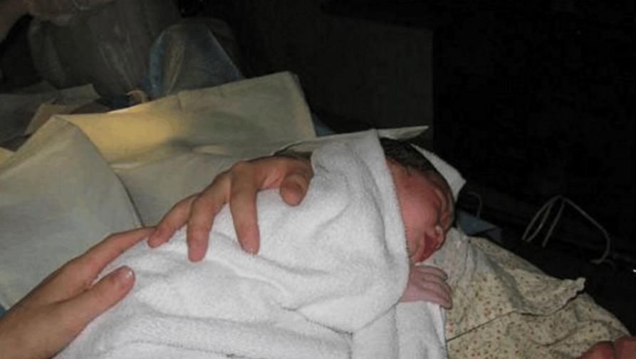 孕妈们|你不知道的冷知识:孕妈被推入产房后,医生们都在做些什么?