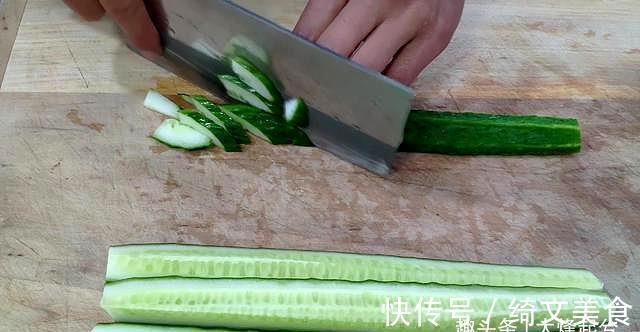 炝炒黄瓜|黄瓜的新做法，脆爽入味，做法简单，比拍黄瓜好吃多了！