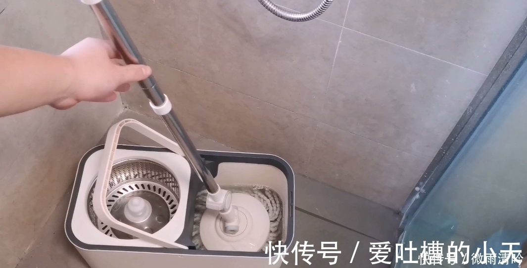晨曦|拖地时，在水里多加一样东西，拖地不留水痕、干得快，3天不沾灰