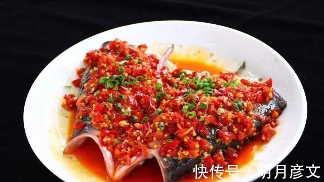 做剁椒鱼头时,有人少了一步,导致很腥,多加一步,鱼头鲜嫩不腥